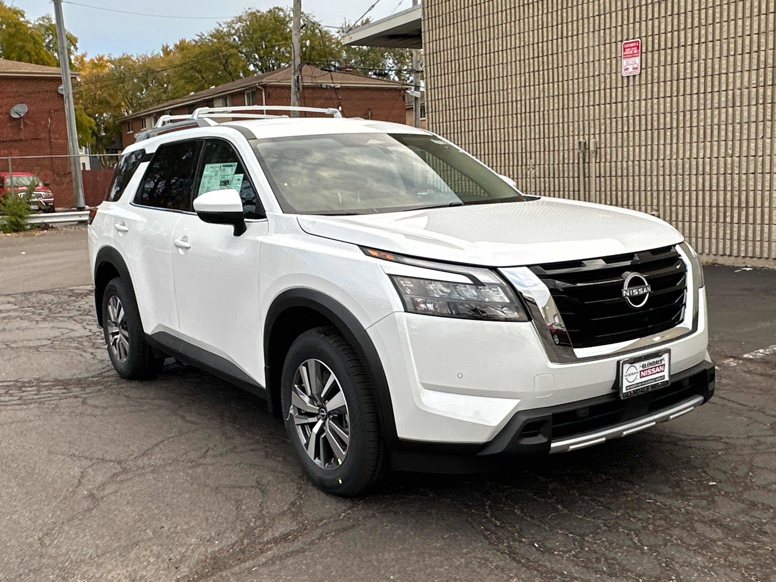 2025 Nissan Pathfinder SL photo 3