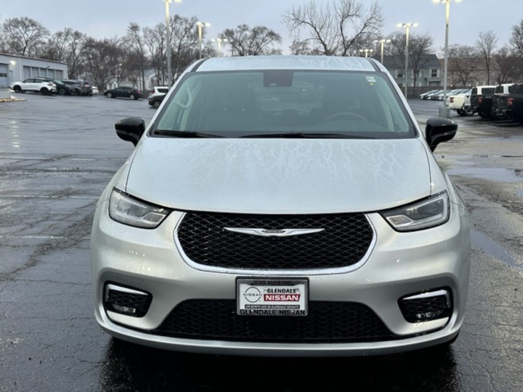 Used 2024 Chrysler Pacifica Touring L Minivan/Van