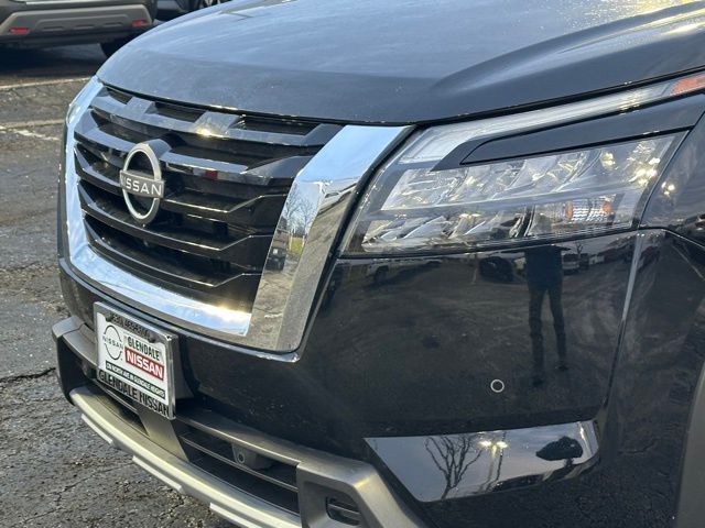 2025 Nissan Pathfinder SL photo 3