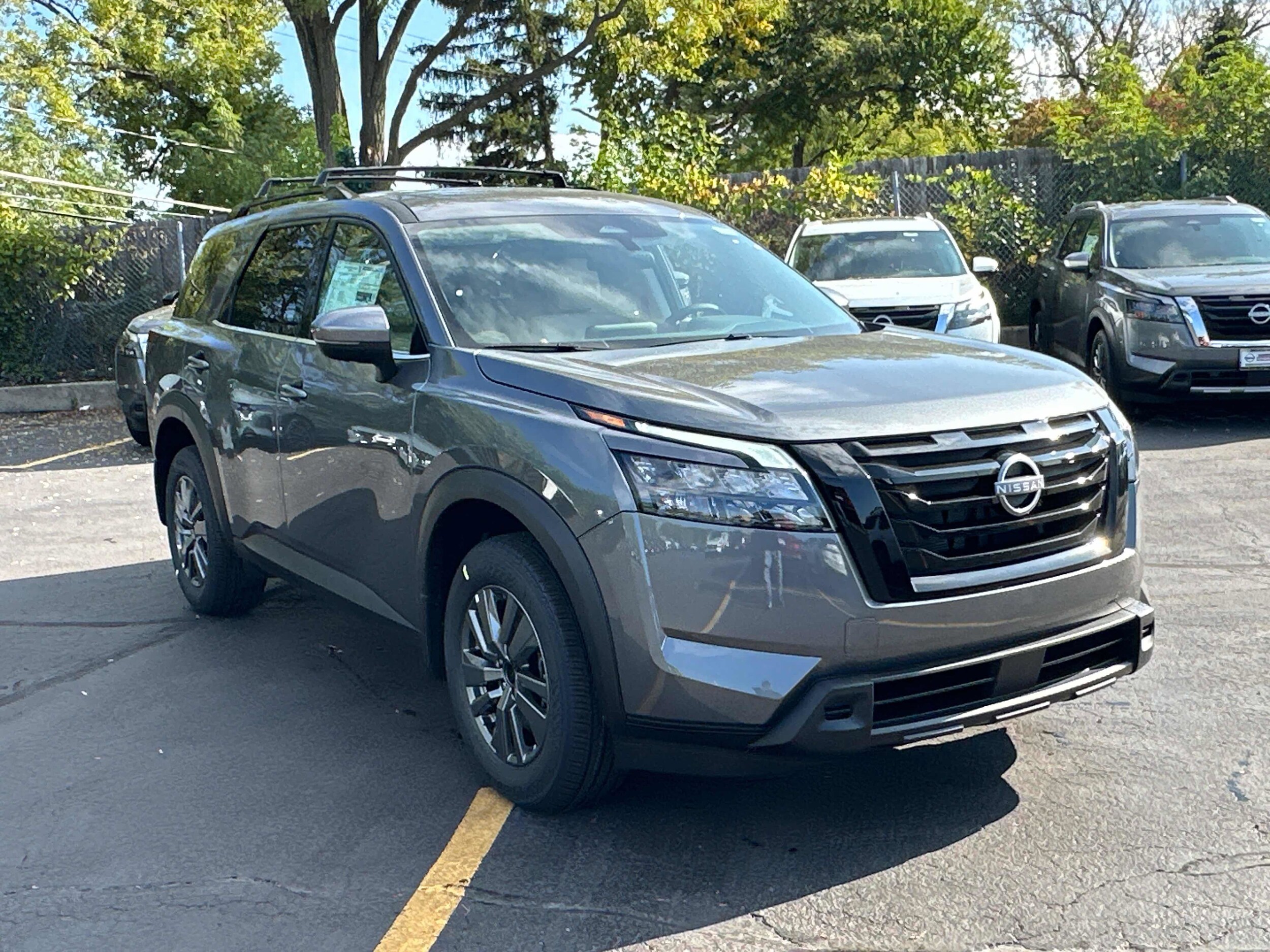 2025 Nissan Pathfinder SV photo 2