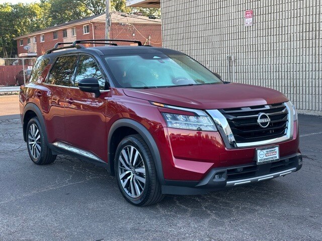 2022 Nissan Pathfinder Platinum photo 3