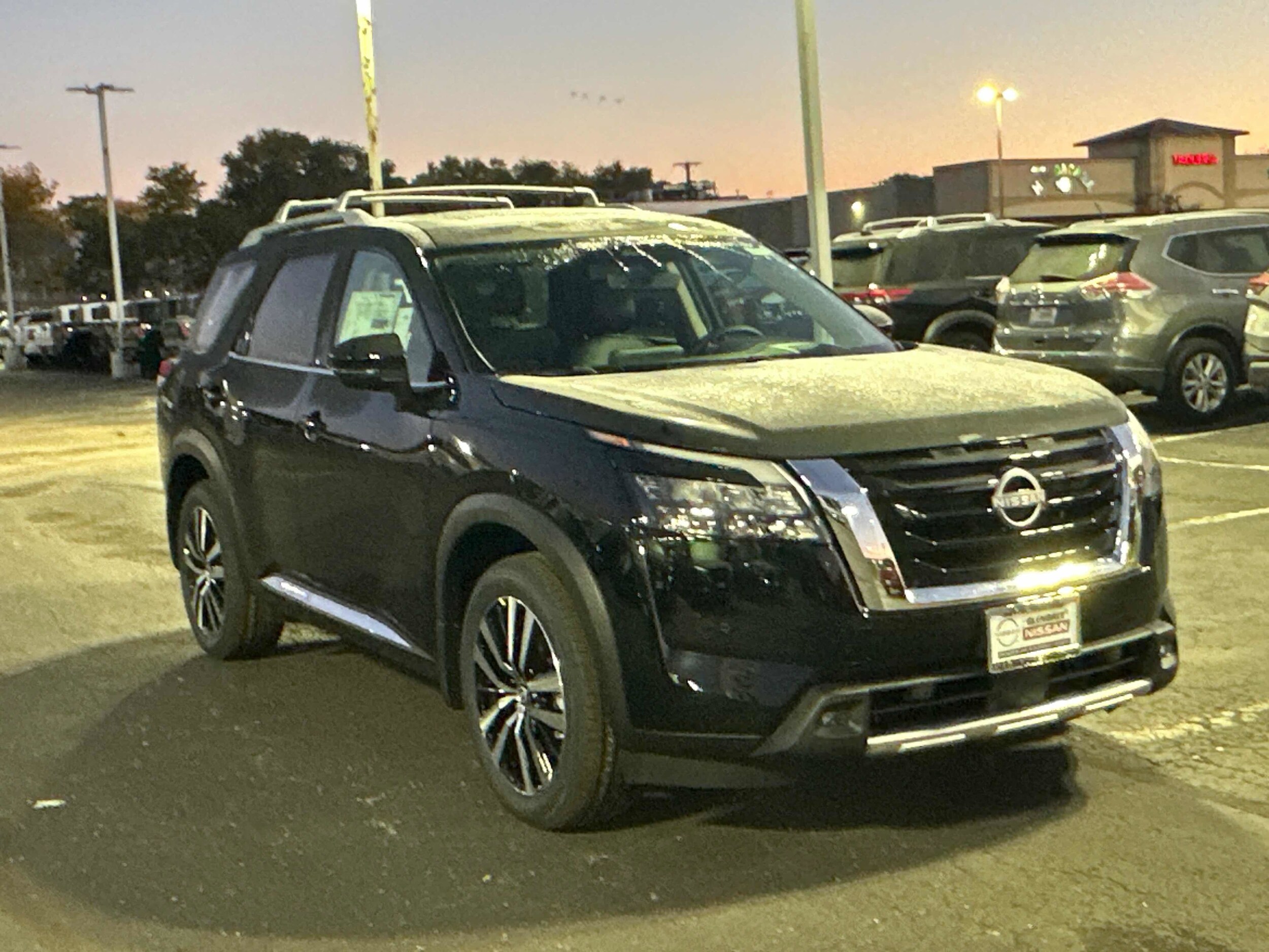 2025 Nissan Pathfinder Platinum photo 3