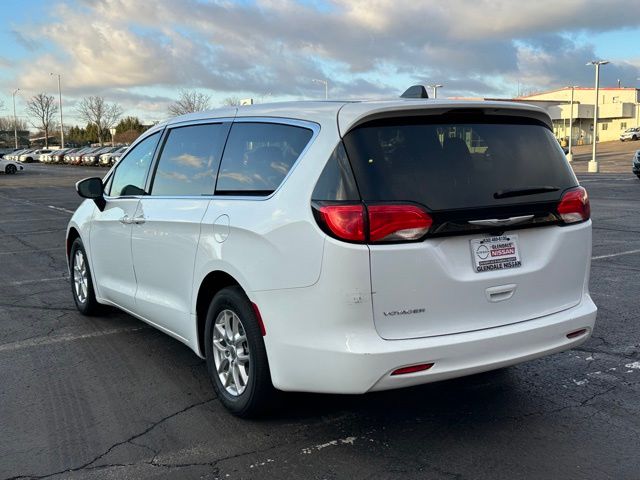2022 Chrysler Voyager LX photo 5