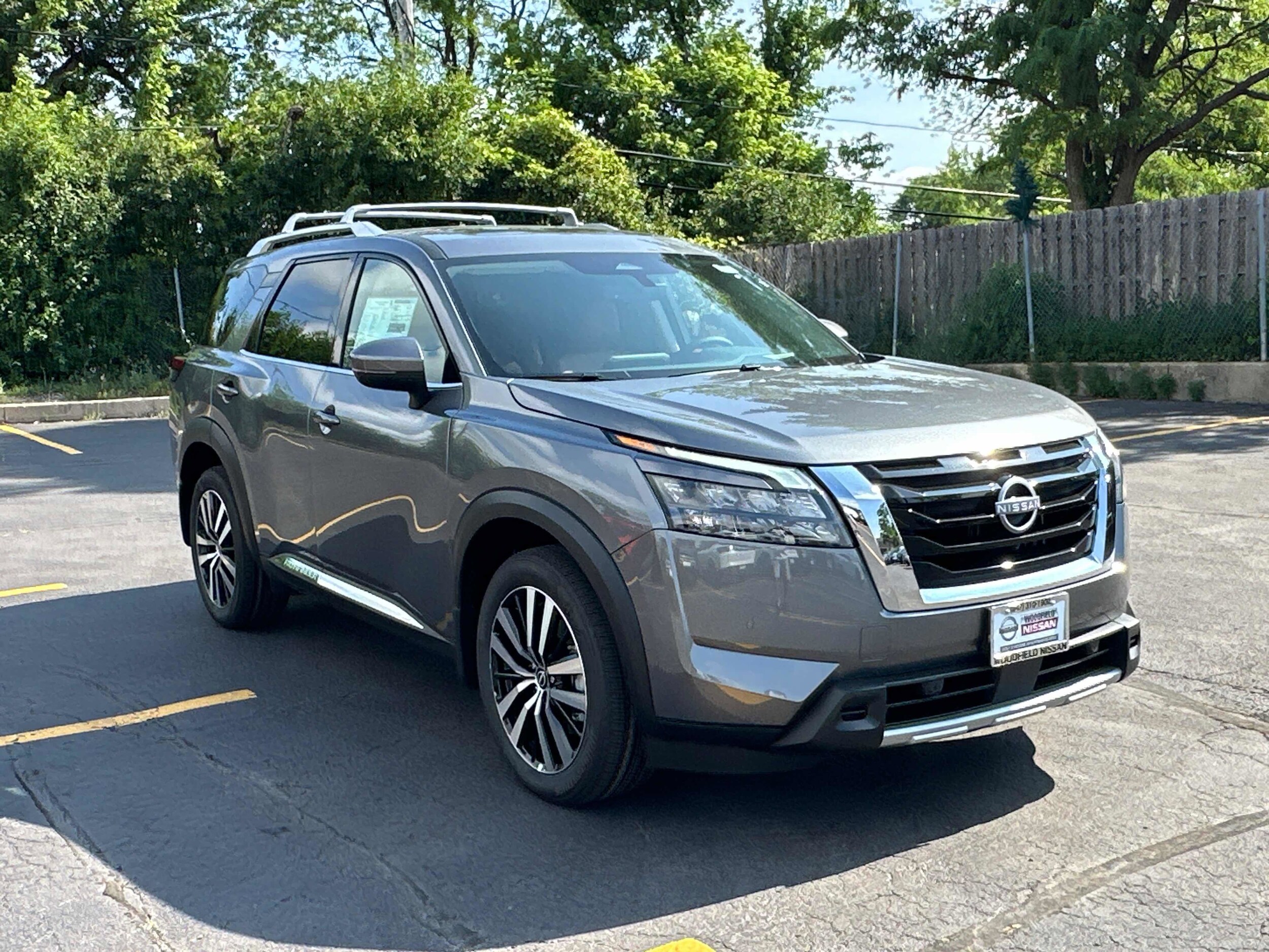 2025 Nissan Pathfinder Platinum photo 3