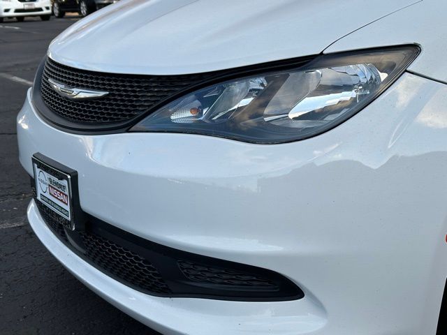 2022 Chrysler Voyager LX photo 3