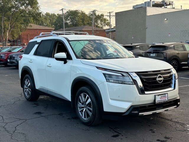 2024 Nissan Pathfinder SL photo 2