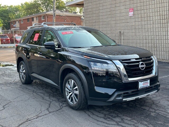 2024 Nissan Pathfinder SL photo 2