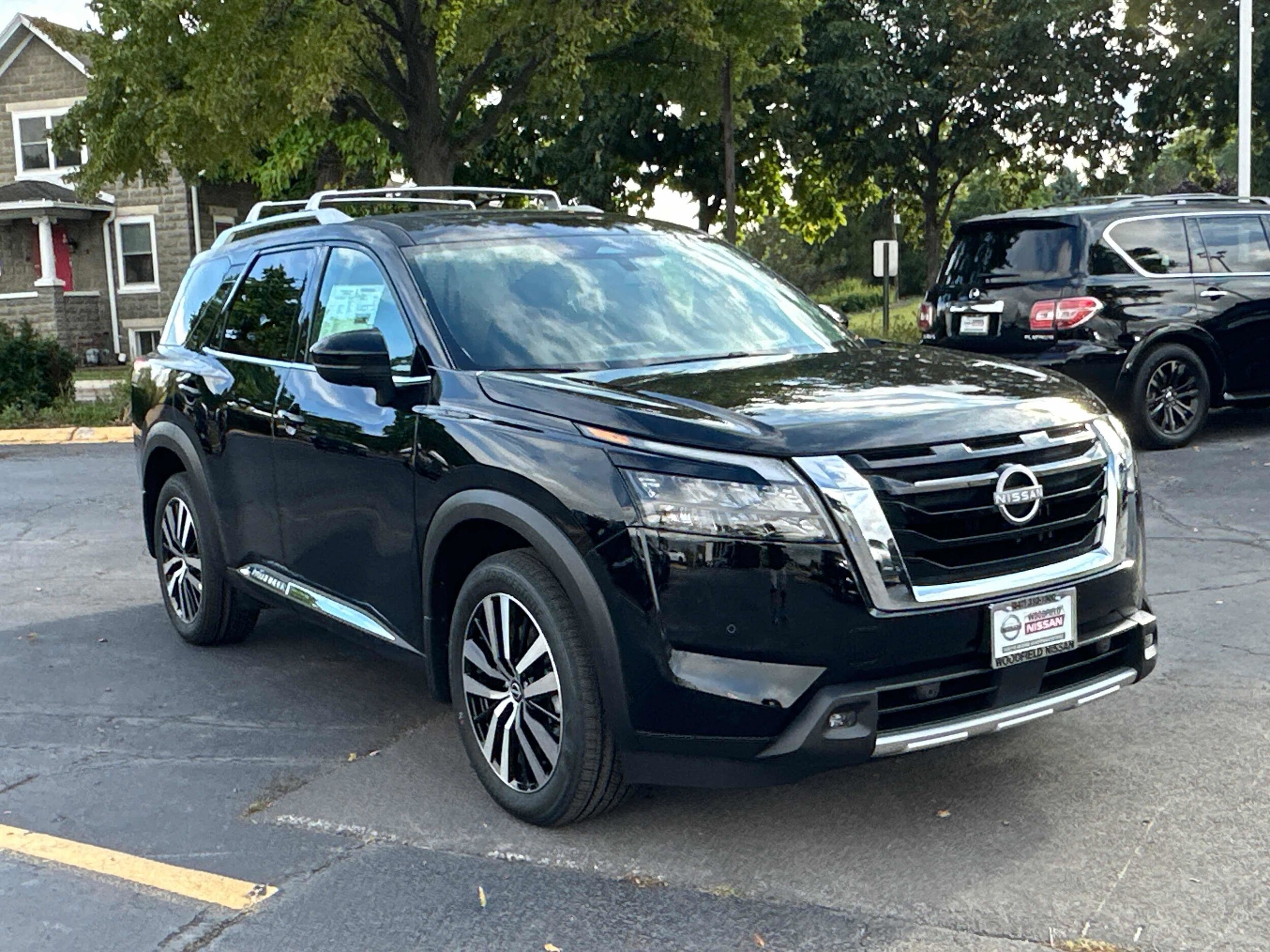 2025 Nissan Pathfinder Platinum photo 3