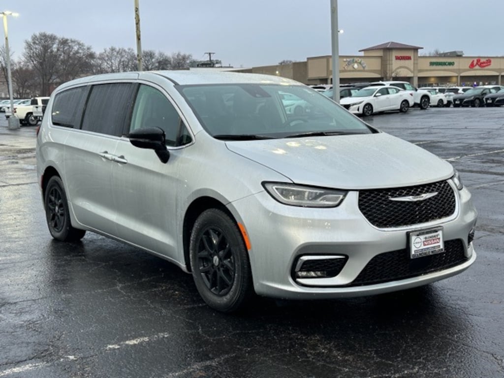 Used 2024 Chrysler Pacifica Touring L Minivan/Van