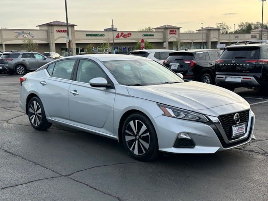 Used 2022 Nissan Altima 2.5 SV Sedan