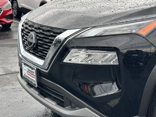2023 Nissan Rogue SV photo 3