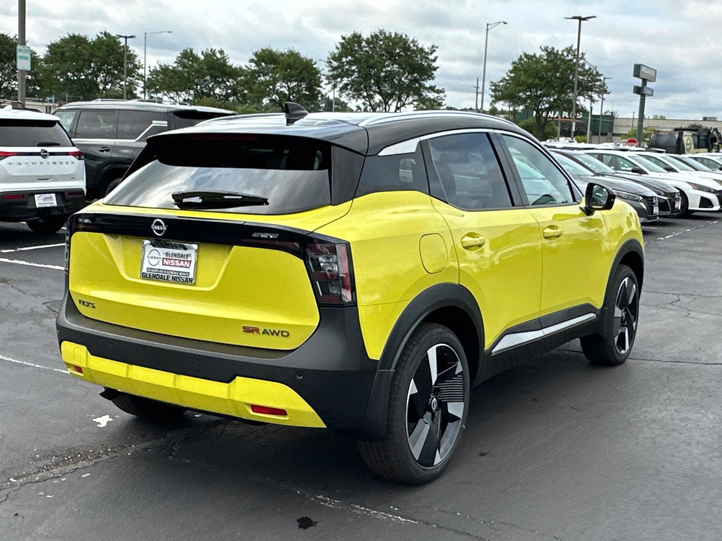 2025 Nissan Kicks SR photo 4