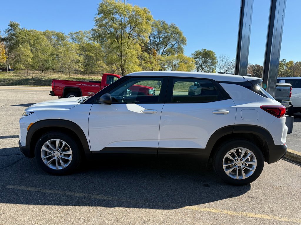 2024 Chevrolet Trailblazer LS photo 2