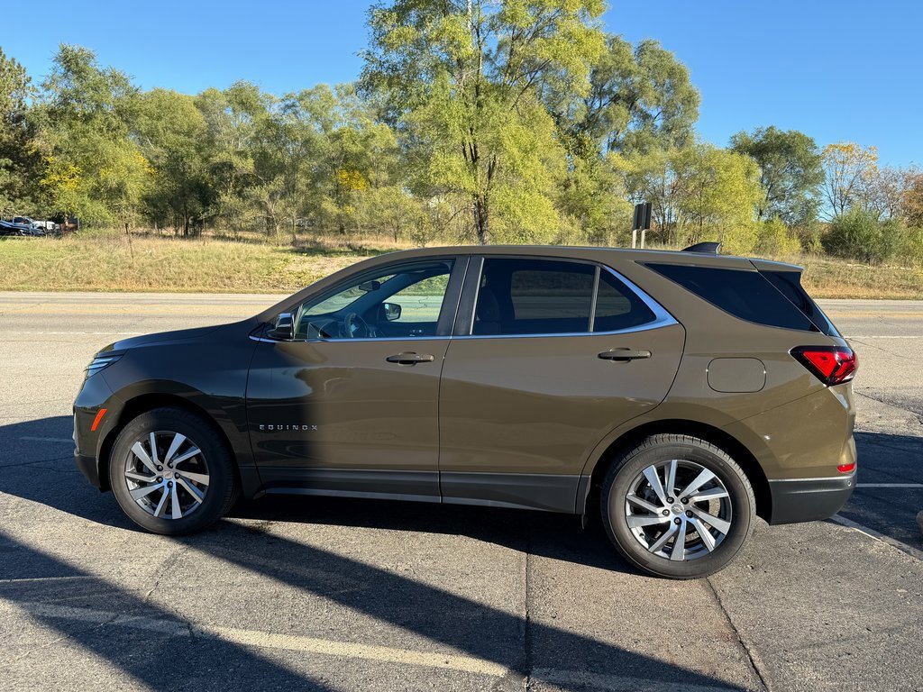 2024 Chevrolet Equinox LT photo 2