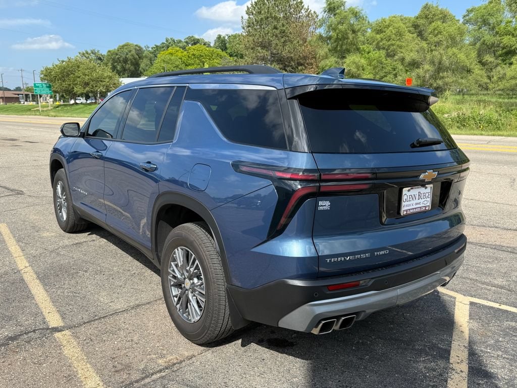 Used 2025 Chevrolet Traverse LT SUV