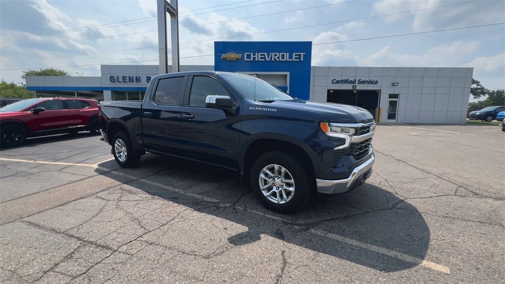 2023 Chevrolet Silverado 1500 LT photo 2