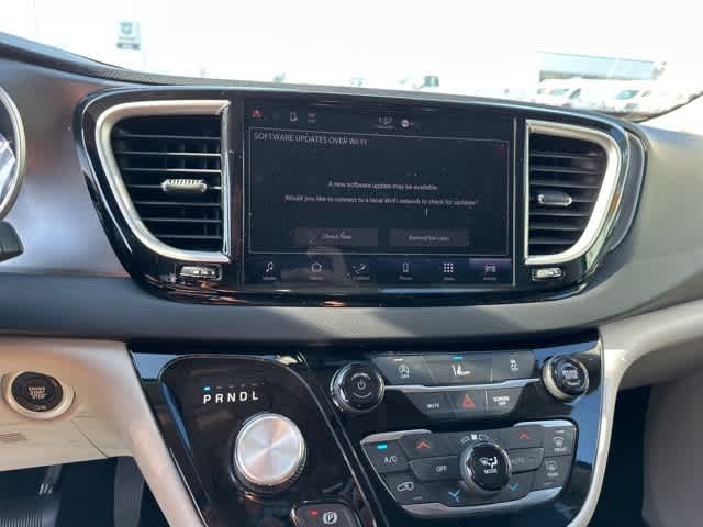 Thumbnail: 2022 Chrysler Pacifica - 6