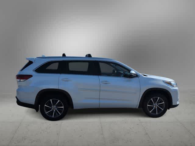 Thumbnail: 2017 Toyota Highlander - 9