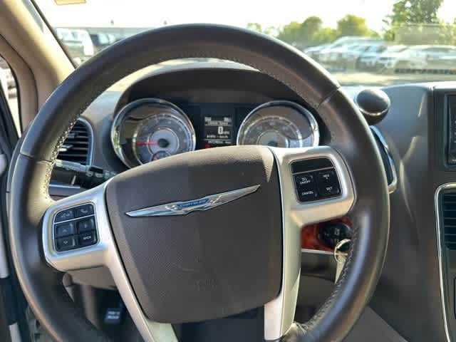 Thumbnail: 2016 Chrysler Town & Country - 10
