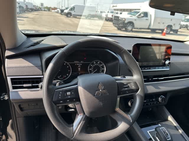 Thumbnail: 2024 Mitsubishi Outlander - 4
