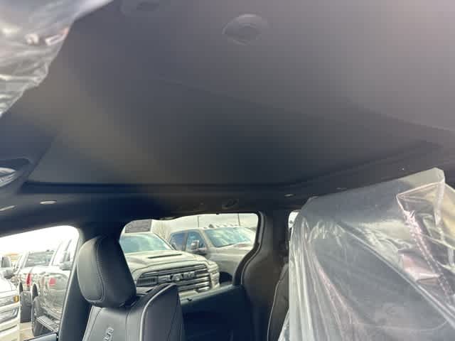 Thumbnail: 2026 Chrysler Pacifica - 4