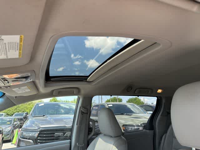 Thumbnail: 2017 Toyota Sienna - 5