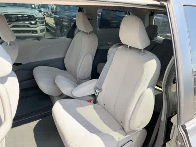 Thumbnail: 2014 Toyota Sienna - 8