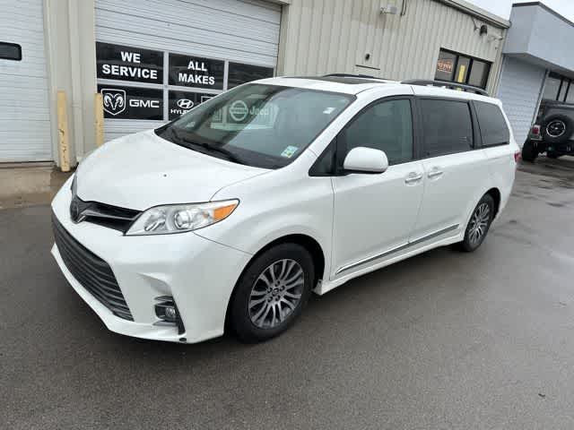 Thumbnail: 2018 Toyota Sienna - 15