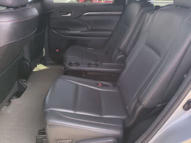 Thumbnail: 2016 Toyota Highlander - 21