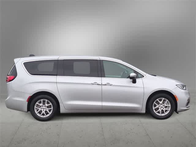 Thumbnail: 2023 Chrysler Pacifica - 9