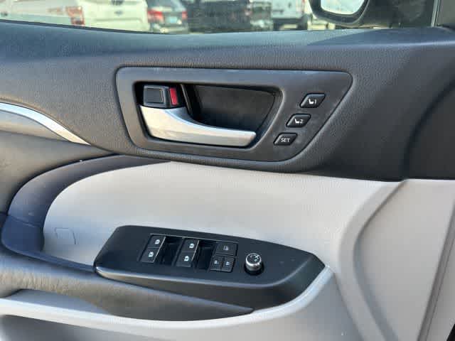 Thumbnail: 2017 Toyota Highlander - 15