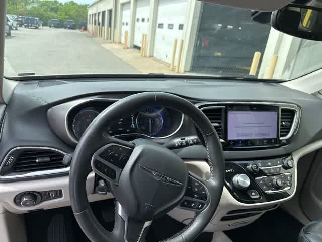 Thumbnail: 2022 Chrysler Pacifica - 6