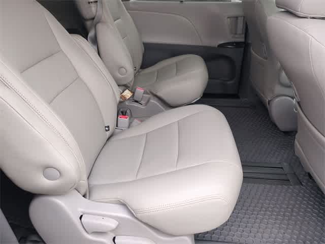 Thumbnail: 2020 Toyota Sienna - 20