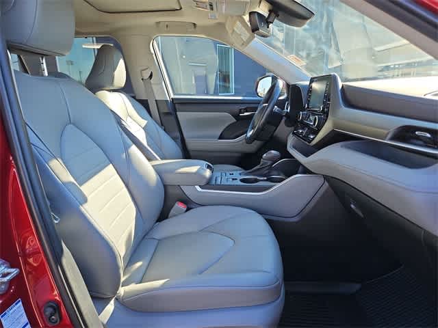 Thumbnail: 2022 Toyota Highlander - 24