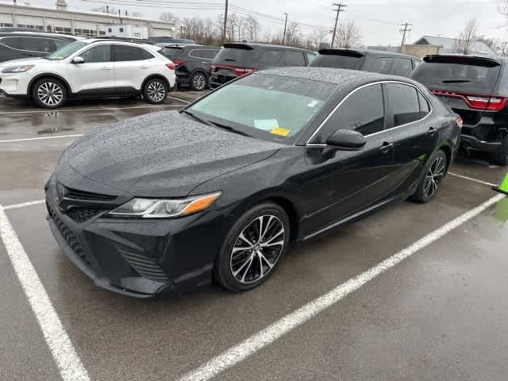 Used 2020 Toyota Camry SE Sedan