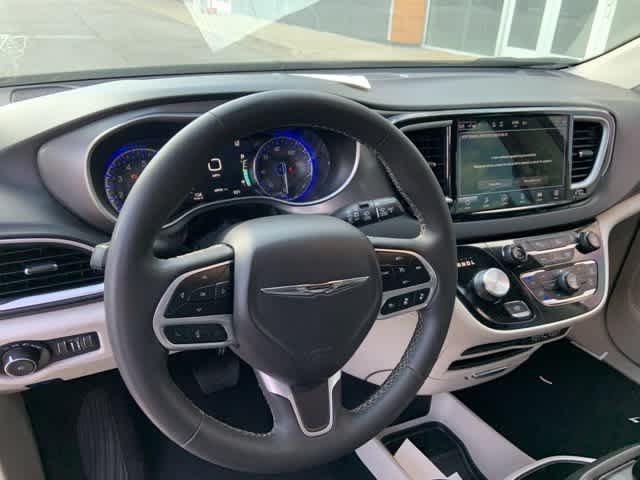 Thumbnail: 2023 Chrysler Pacifica - 4