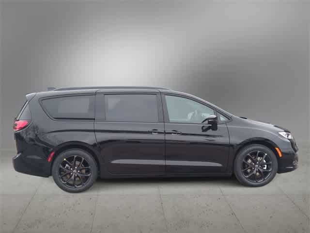 Thumbnail: 2026 Chrysler Pacifica - 9