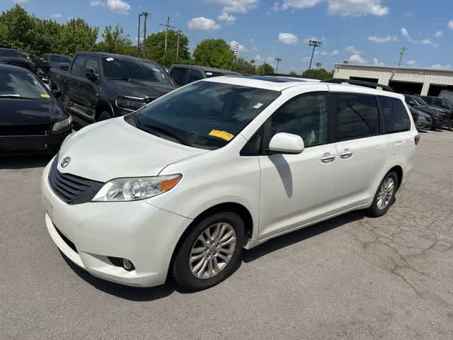 Thumbnail: 2017 Toyota Sienna - 10