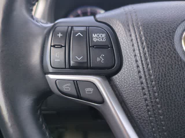 Thumbnail: 2016 Toyota Highlander - 25