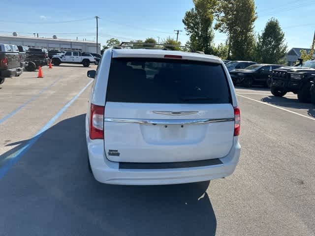 Thumbnail: 2016 Chrysler Town & Country - 24