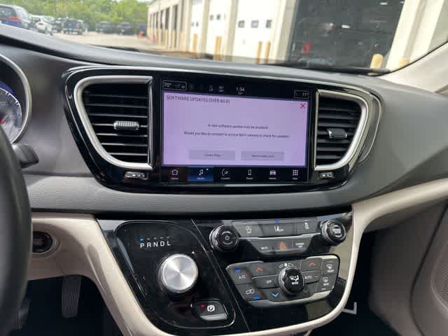 Thumbnail: 2022 Chrysler Pacifica - 7