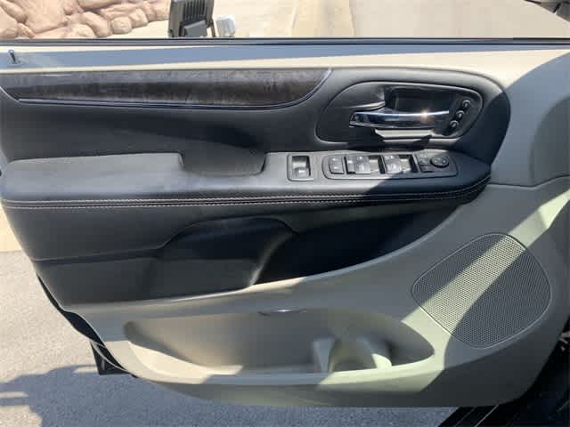 Thumbnail: 2014 Chrysler Town & Country - 14