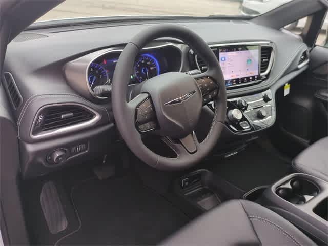 Thumbnail: 2026 Chrysler Pacifica - 10