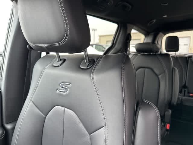 Thumbnail: 2026 Chrysler Pacifica - 9