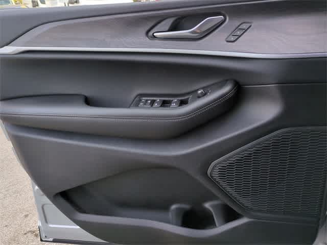 Thumbnail: 2025 Jeep Grand Cherokee L - 32