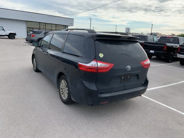 Thumbnail: 2016 Toyota Sienna - 17