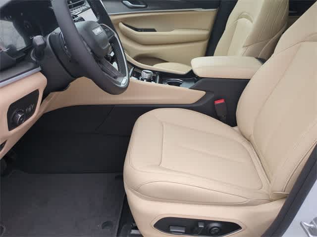 Thumbnail: 2025 Jeep Grand Cherokee - 17