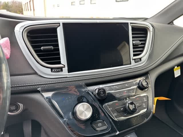 Thumbnail: 2026 Chrysler Pacifica - 5