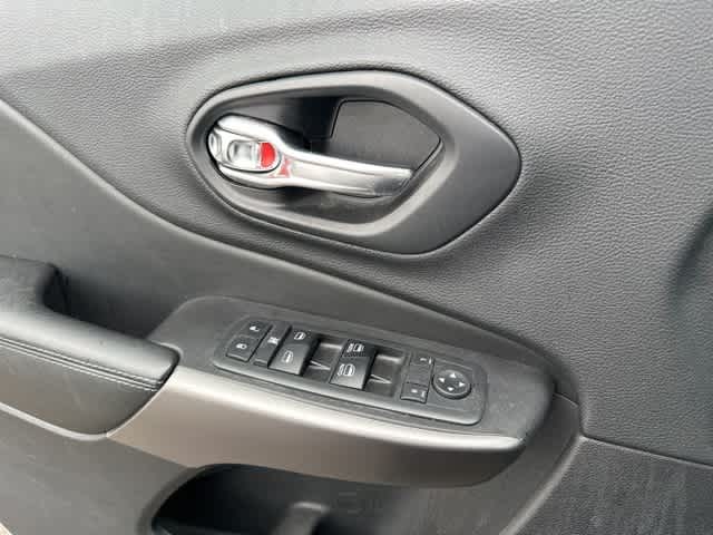 Thumbnail: 2019 Jeep Cherokee - 12