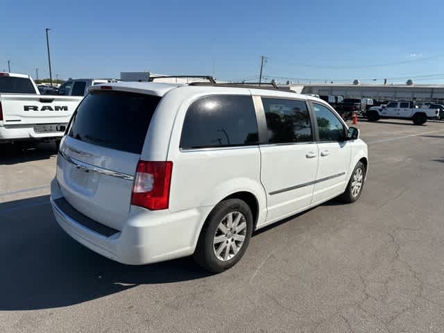 Thumbnail: 2016 Chrysler Town & Country - 26